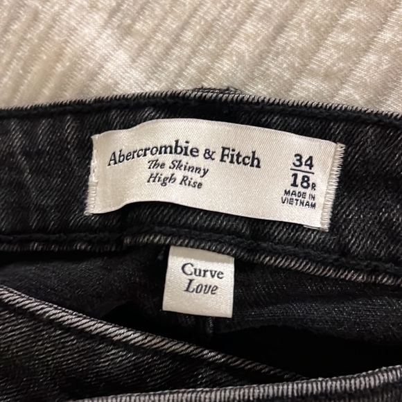 Abercrombie and Fitch, Curve Love High Rise Skinny Jean, Black with Vent Hem - Picture 6 of 9